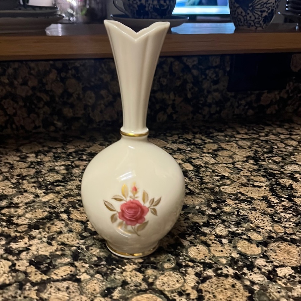 Lenox-8” rose-ivory-porcelain-24k-gold-trim-flower-bud-vase